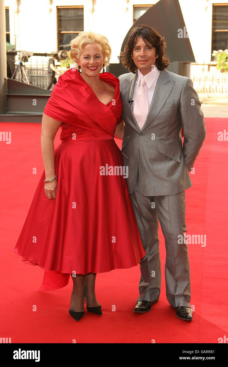 Lawrence Llewelyn Bowen e la moglie Jackie arrivano per la Royal Academy of Arts Summer Exhibition Preview Party 2008 presso la Burlington House nel centro di Londra. Foto Stock