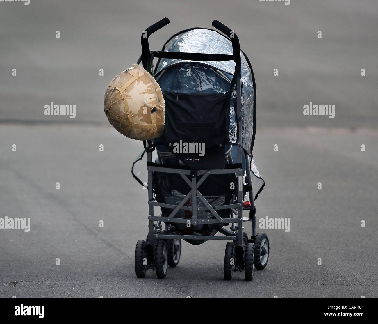 Un buggy vuoto e un casco sono lasciati inattendeal al ritorno alle caserme del 1 ° Battaglione Scozzs Guardie a Oxford Barracks a Munster, Germania dopo il loro tour di servizio a Bassora, Iraq. Foto Stock