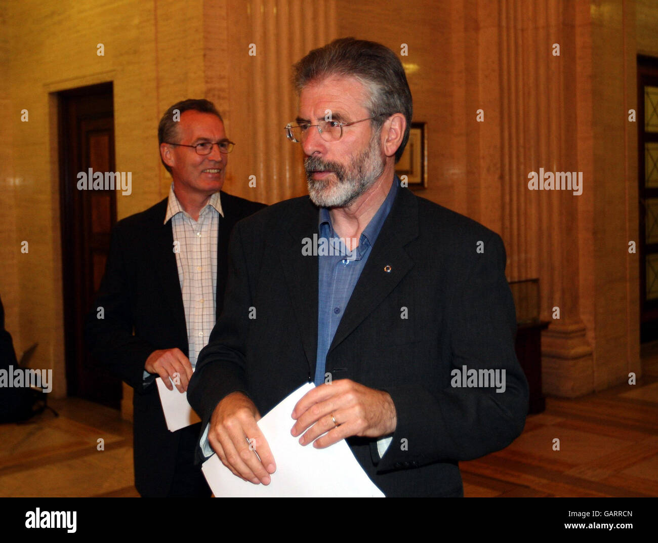 Il presidente del Sinn Fein Gerry Adams e Gerry Kelly, a sinistra, arrivano a leggere una dichiarazione ai media presso gli edifici del Parlamento, Stormont, Belfast. Foto Stock
