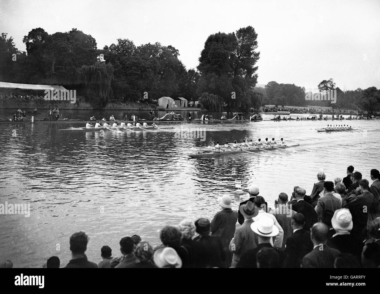 La Gran Bretagna, in primo piano, conquista il primo caldo delle lotte dalla Norvegia e dalla Danimarca a Henley. Christopher Barton, Michael Lapage, Guy Richardson, Ernest Bircher, Paul Massey, Charles Lloyd, David Meyrick, Alfred Mellows e Jack Dearlove hanno vinto la medaglia d'argento. Foto Stock