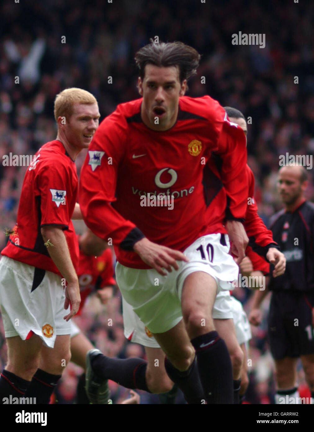 Il Ruud van Nistelrooy di Manchester United celebra il suo primo obiettivo Del gioco per fare il punteggio 2-1 contro Charlton Atletica Foto Stock