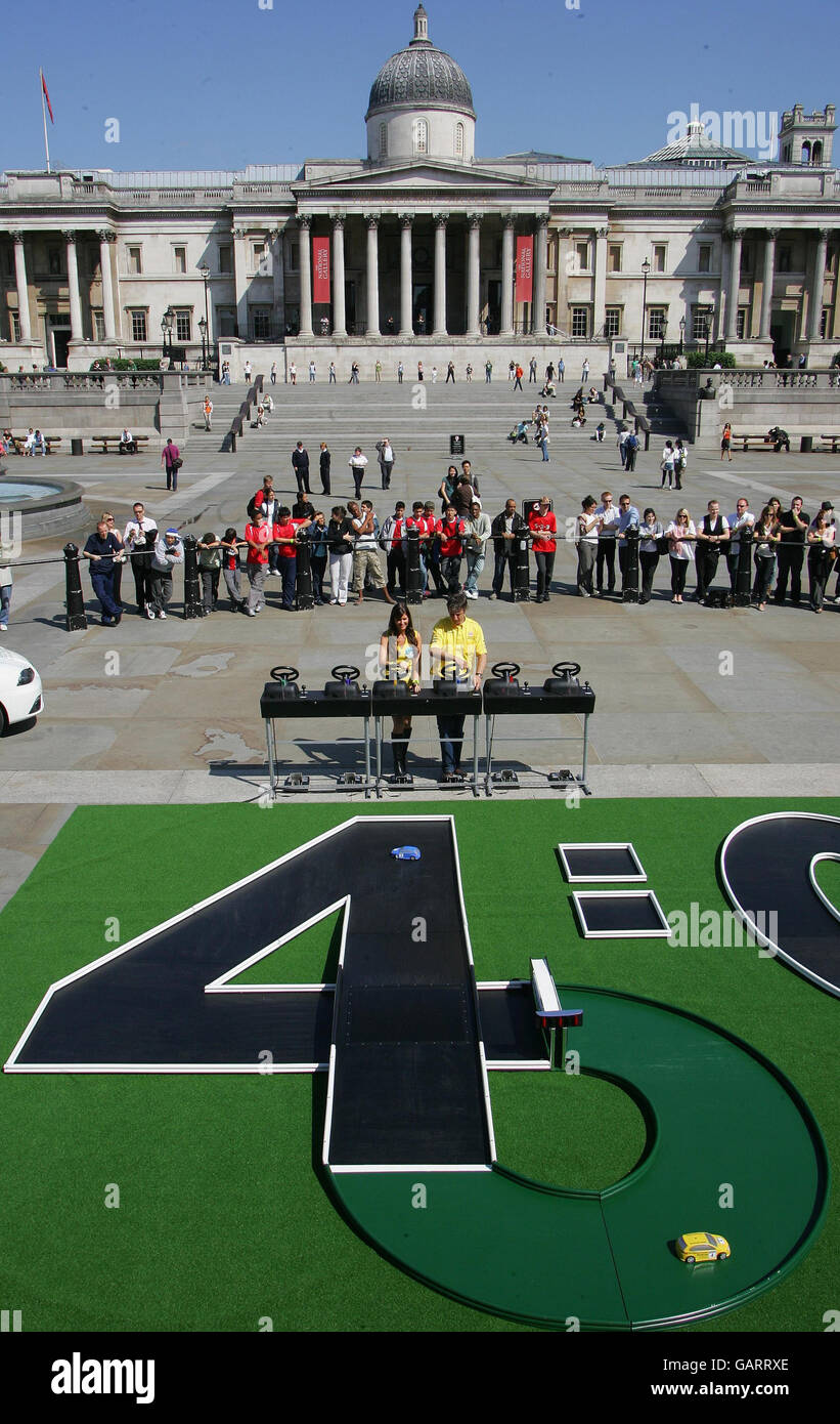 Estrazione a premi DVLA. Modello Alexia Dean a Trafalgar Square, nel centro di Londra, per lanciare il nuovo concorso a premi DVLA. Foto Stock