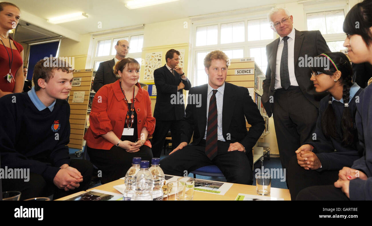 Il principe Harry durante la sua visita alla scuola superiore di Cathays a Cardiff, che sta raccogliendo i soldi per la scuola superiore di Malopo in Lesotho dal 2005. Foto Stock