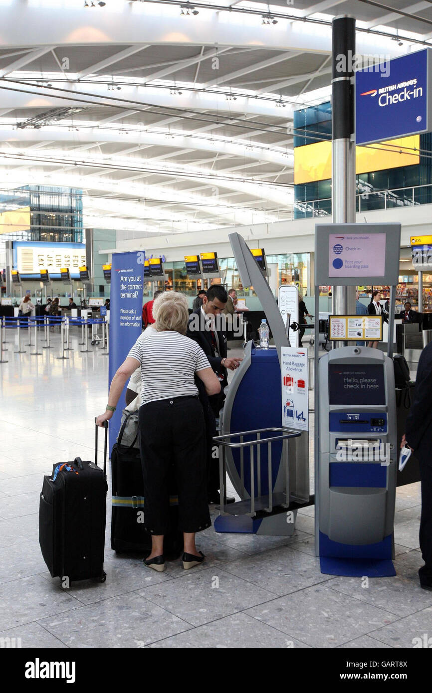 BA per trasferire i voli a lungo raggio al nuovo terminal. Un passeggero all'aeroporto di Heathrow dato che la British Airways passa alcuni dei suoi voli a lunga percorrenza al Terminal 5. Foto Stock