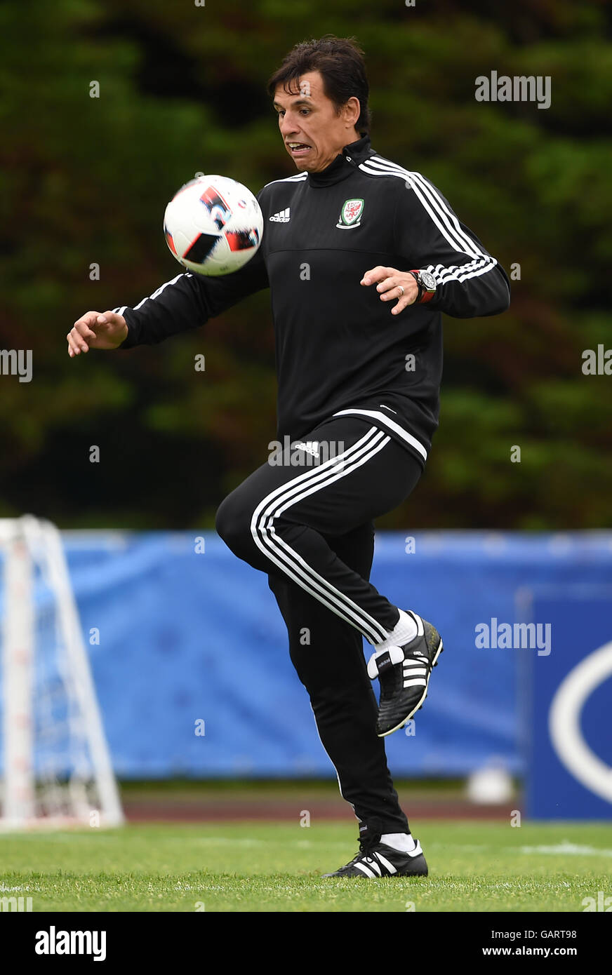 Il Galles manager Chris Coleman durante la sessione di formazione presso il Galles Media Center Complex sportif du Cosec, Dinard. Foto Stock