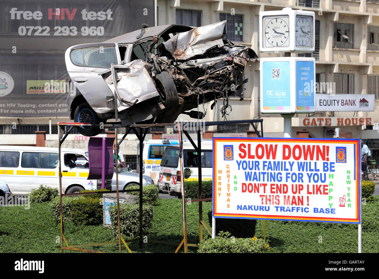 Auto rottamata come un drammatico avvertimento contro accelerando su una rotatoria a Nakuru, Kenya, Africa Foto Stock