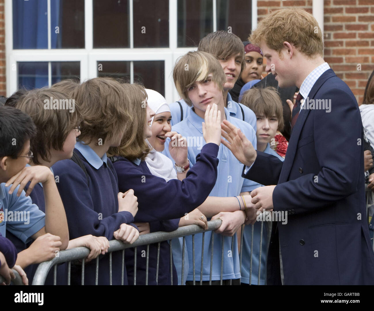 Il principe Harry incontra Hollie White, 12 (terza destra), alla Cathays High School di Cardiff, che sta raccogliendo soldi per la Malopo High School in Lesotho dal 2005. Foto Stock