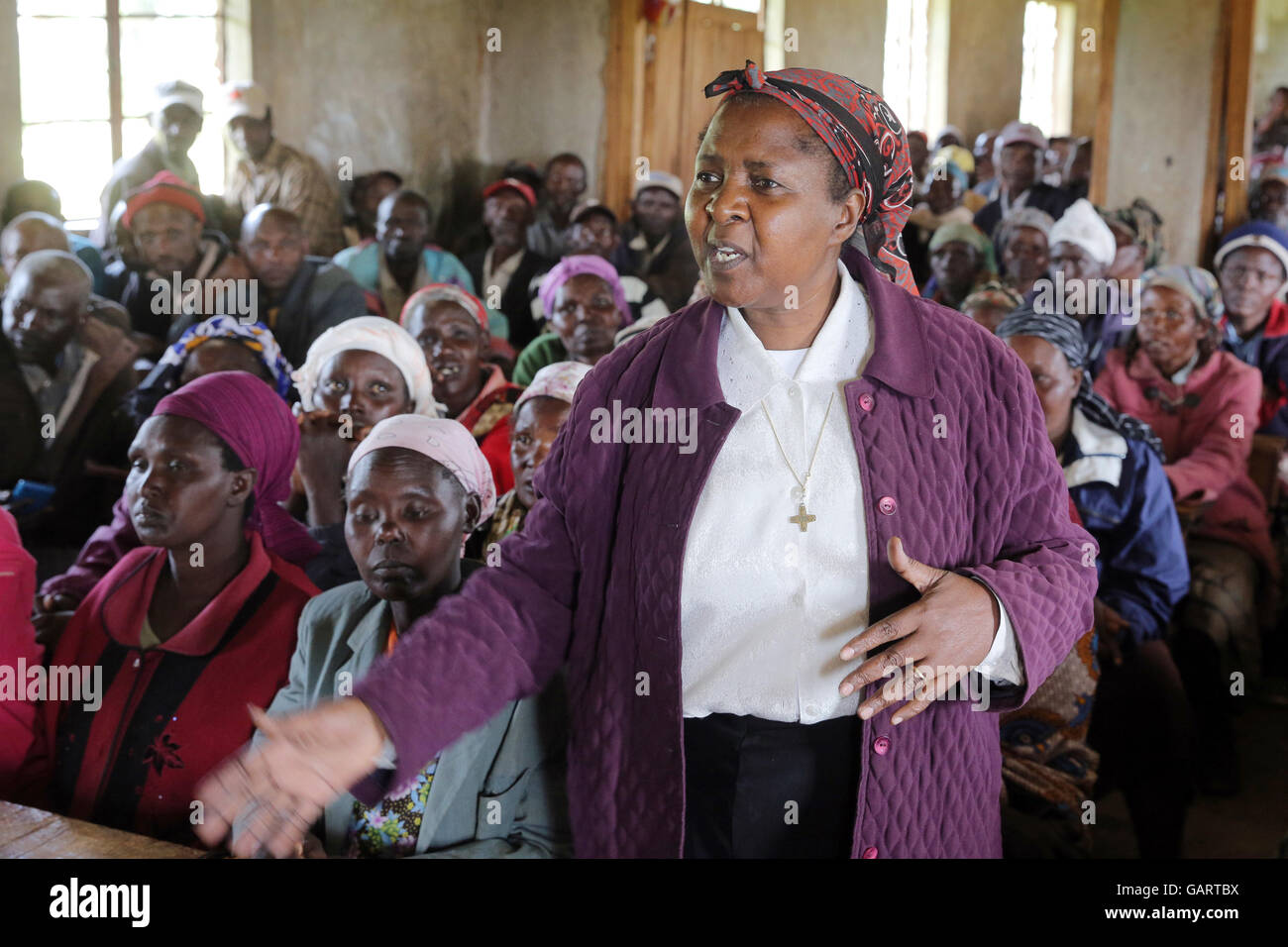 Suor Ephigenia Gachiri (suora cattolica delle Suore di Loreto, Congregazione) combatte contro la circoncisione femminile MGF. Lezione di istruzione in un villaggio della diocesi di Nakuru, Kenya, Africa Foto Stock