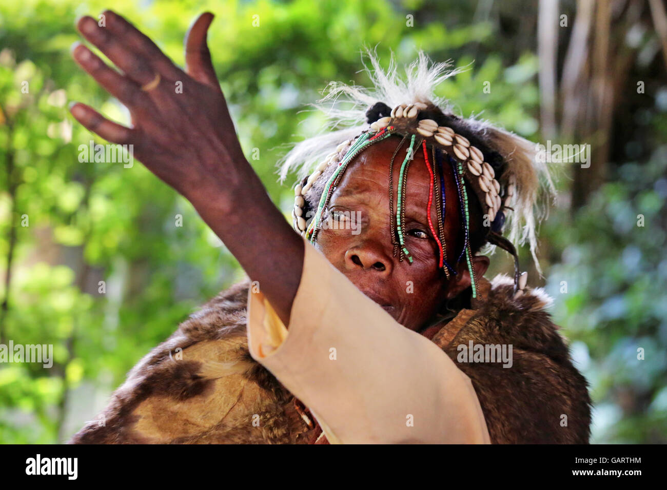 Professional circumciser tuttora praticano mutilazioni genitali femminili (MGF) nel suo tradizionale costume di circoncisione. Nakuru, Kenya, Africa Foto Stock