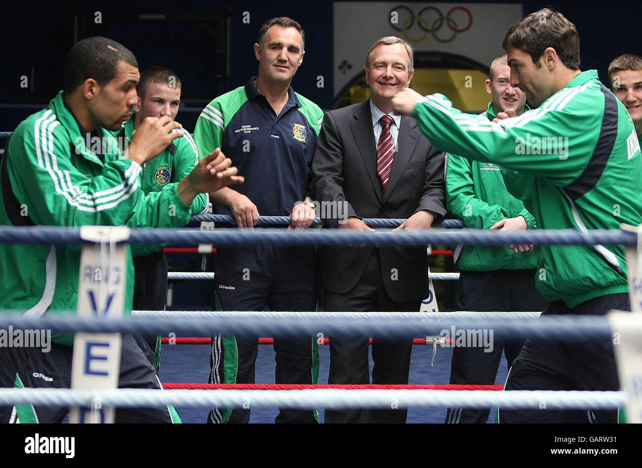 Il Ministro delle Arti, dello Sport e del turismo, Martin Cullen (centro), incontra la squadra di pugilato olimpica irlandese durante una visita allo Stadio Nazionale di Dublino. Foto Stock