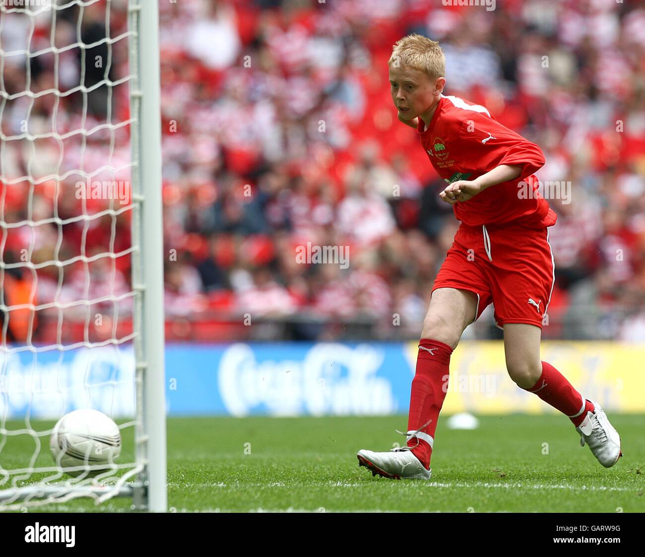 Calcio - Coca-Cola Football League One - Gioca - finale - Doncaster Rovers v Leeds United - Wembley Stadium. I bambini giocano nella Community Cup prima della partita. Foto Stock