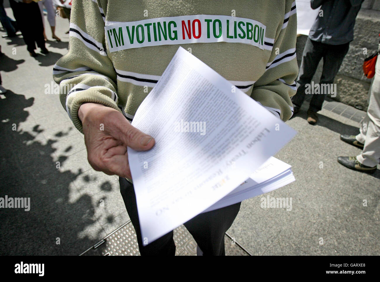 Un manifestante che chiede di non votare sul referendum del trattato di Lisbona consegna volantini nel centro di Dublino. I gruppi a favore e contro il trattato di Lisbona entrano nell'ultimo giorno della campagna elettorale di oggi prima del referendum di giovedì. Foto Stock