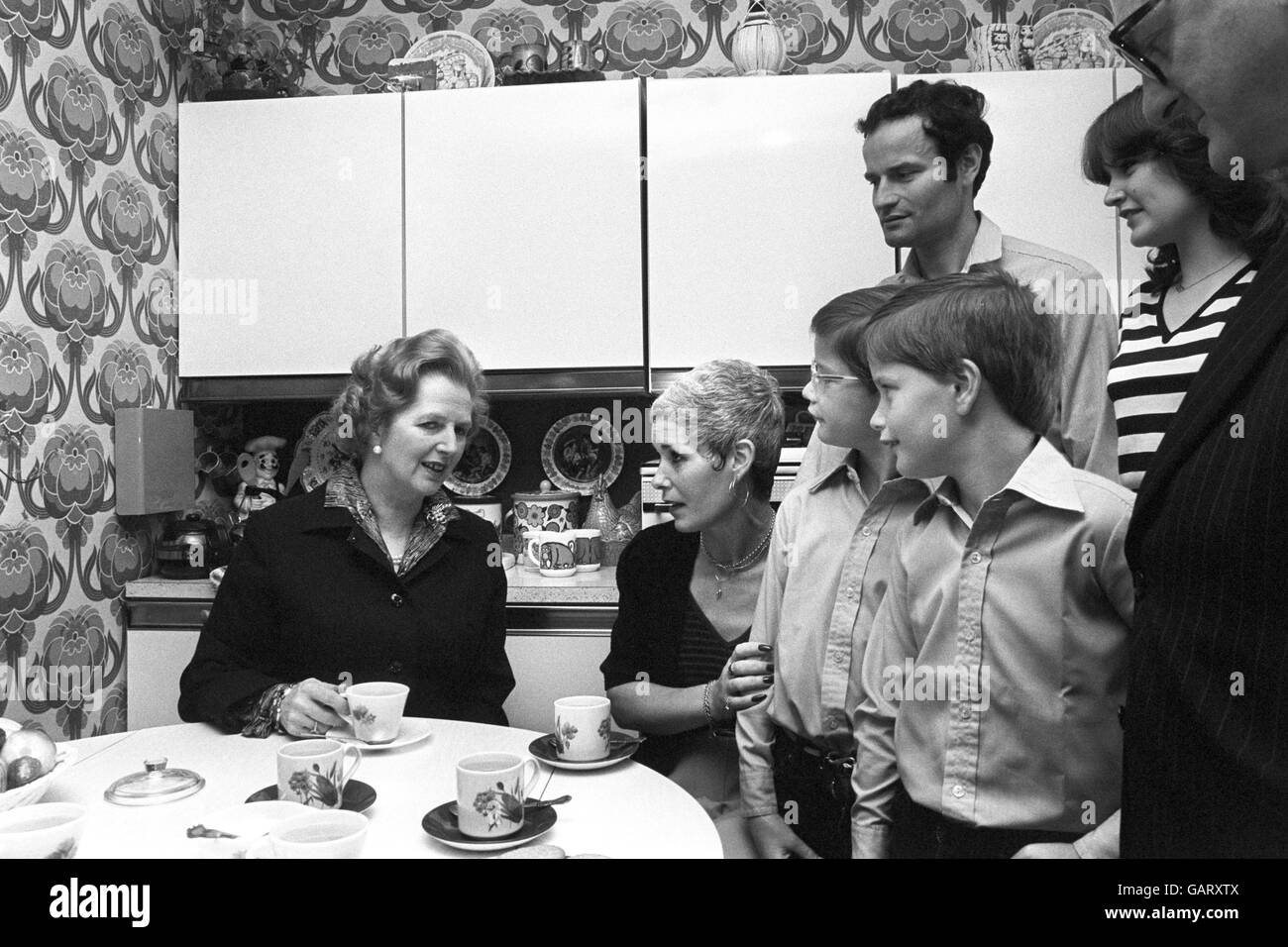 Il primo ministro Margaret Thatcher, a sinistra, dopo aver consegnato una copia delle azioni di Amersham Road 39, Harold Hill al 12.000° acquirente di casa del consiglio di Londra, James Patterson e sua moglie Maureen. Con loro sono i loro tre figli, gemelli Vernon e Martin e Leisa di 16 anni. Foto Stock
