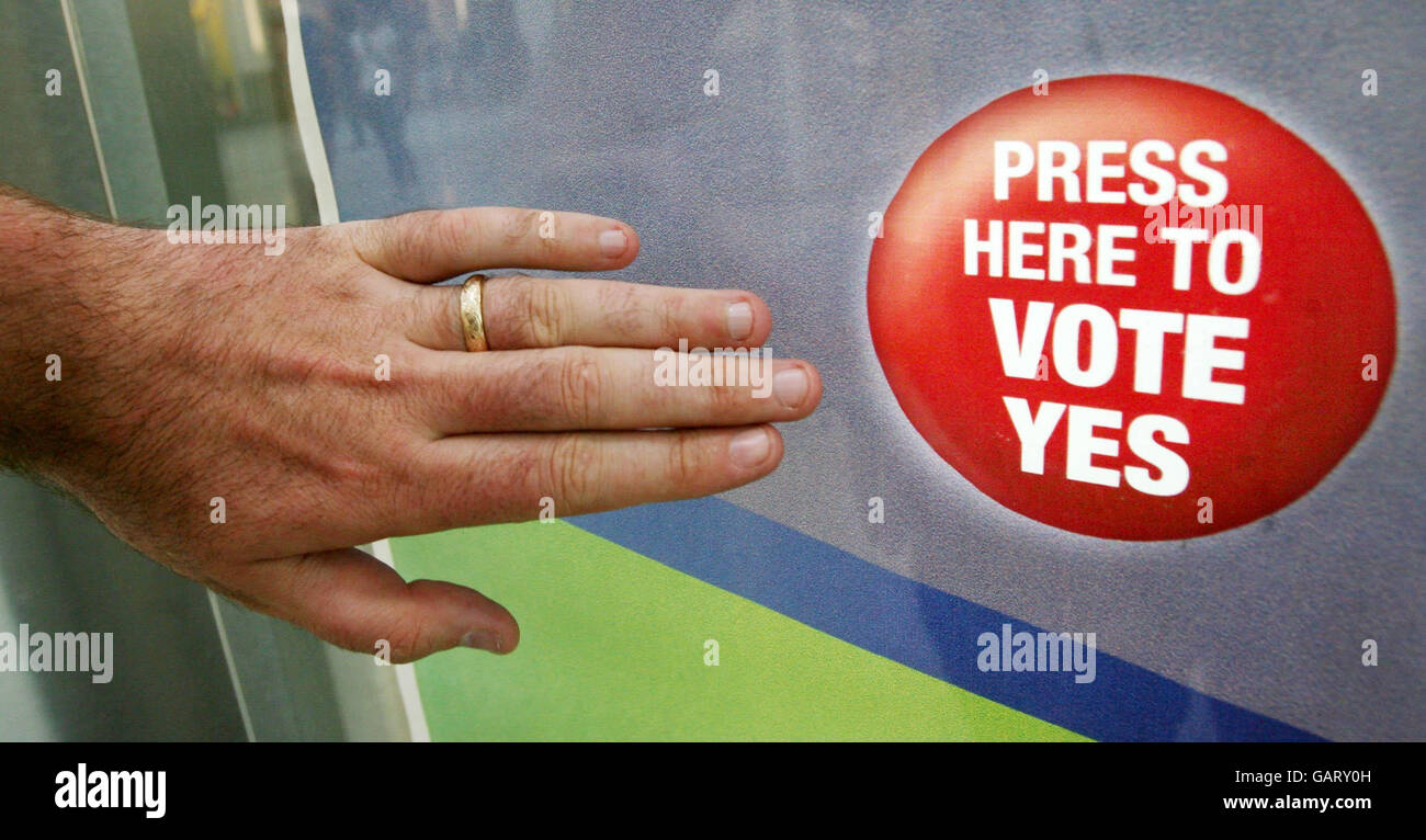 Un membro del pubblico vota sì su una macchina per il referendum del trattato di fine Gael di Lisbona nel centro di Dublino. L'Irlanda va ai sondaggi per votare il referendum di giovedì 12 giugno. Foto Stock