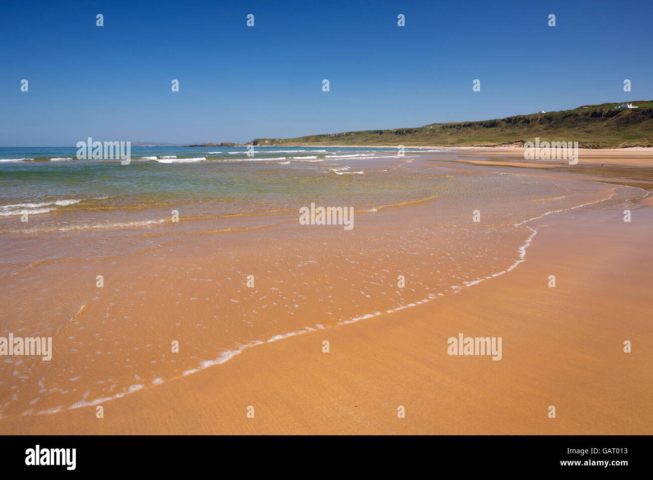 La spiaggia di sabbia bianca di Park Bay sulla costa Causeway dell Irlanda del Nord su una luminosa e soleggiata giornata. Foto Stock