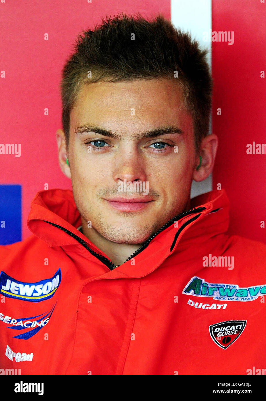 Leon Camier della Ducati durante le prove libere al Bennetts British Superbike Championship a Donington Park. Foto Stock