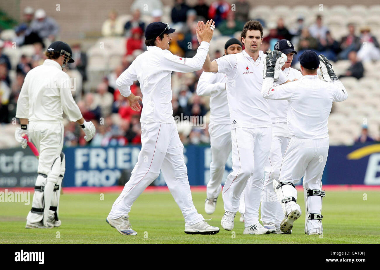 James Anderson in Inghilterra celebra il lancio del cricket di Aaron Redmond (a sinistra) in Nuova Zelanda durante il secondo test match all'Old Trafford Cricket Ground di Manchester. Foto Stock