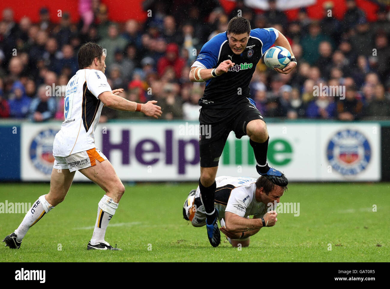 Rugby Union - Coppa delle sfide europee - finale - Bath Rigby / Worcester Warriors - Kingsholm. Matt Banahan di Bath esce da un'azione di Kai Horstmann di Worcester durante la finale della Coppa delle sfide europee a Kingsholm, Gloucester. Foto Stock