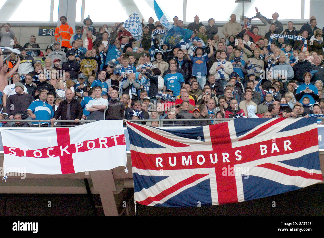 Calcio - Coca-Cola Football League Two - Gioca - finale - Stockport County v Rochdale - Wembley Stadium. Gli appassionati di Stockport County festeggiano negli stand Foto Stock