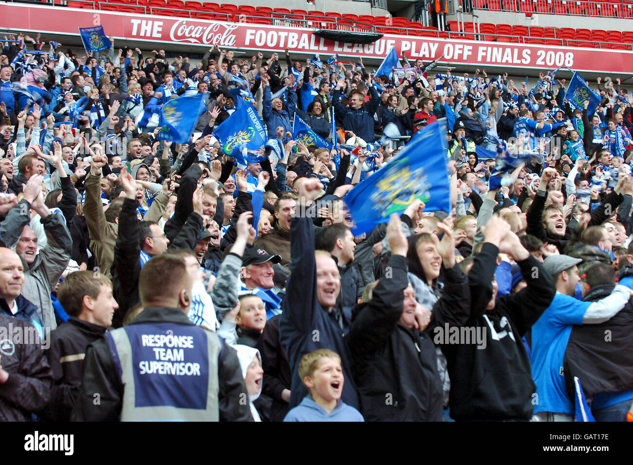 Calcio - Coca-Cola Football League Two - Gioca - finale - Stockport County v Rochdale - Wembley Stadium. Gli appassionati di Stockport County festeggiano negli stand Foto Stock