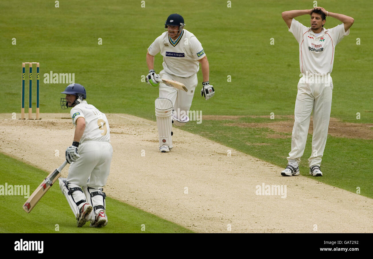 Sajid Mahmood del Lancashire si regge in testa mentre Adam Lyth e Anothony McGrath dello Yorkshire segnano durante la partita del campionato della contea di LV all'Headingley Cricket Ground di Leeds. Foto Stock