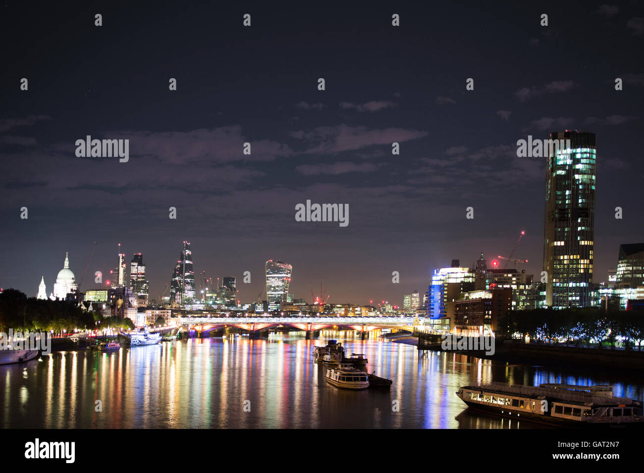 Colpo skyline di Londra con il fiume Tamigi, a partire da un alto punto di vantaggio Foto Stock