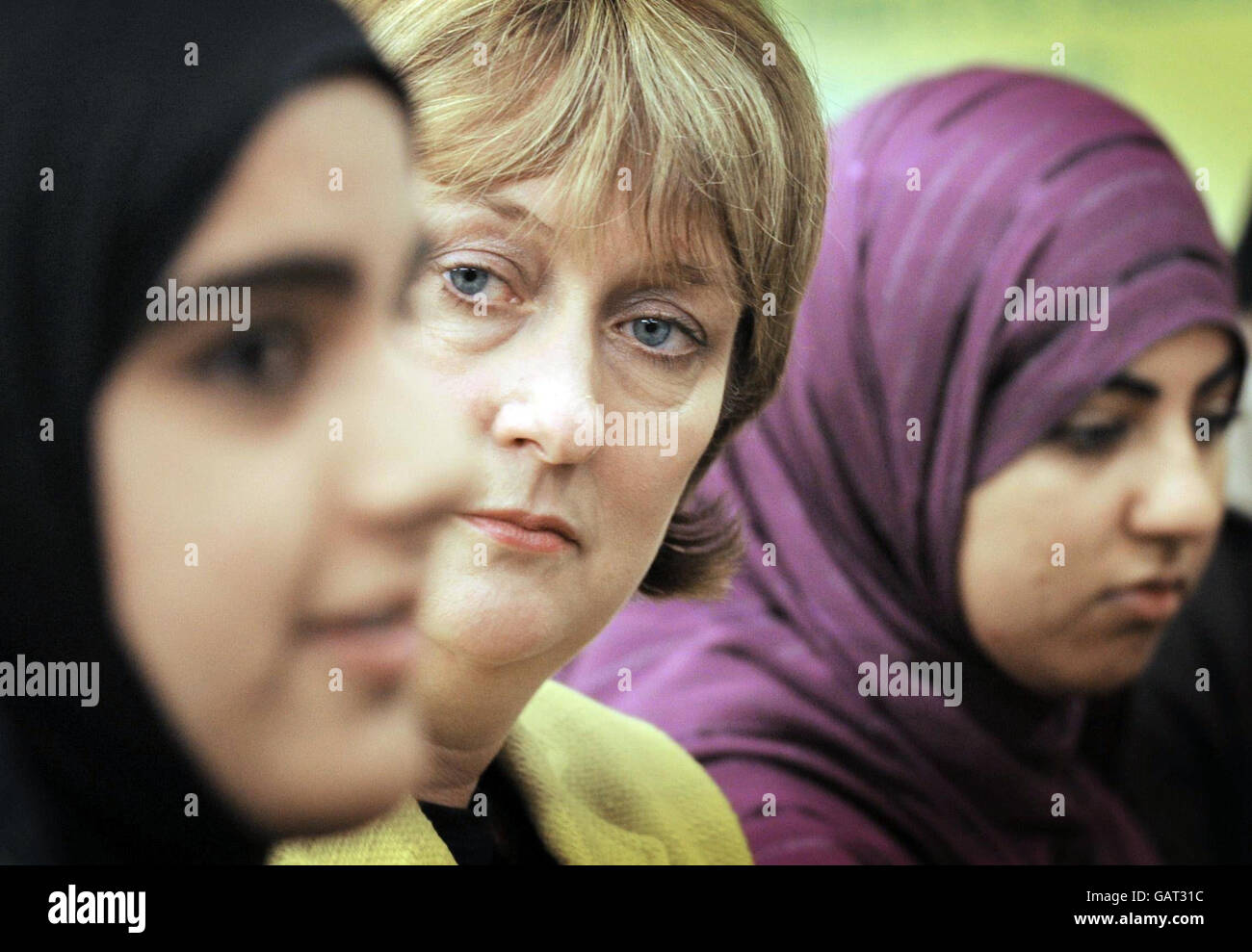 Il Segretario dell'interno Jacqui Smith incontra i giovani locali al Pastures Youth Center di Leytonstone, nel nord-est di Londra, dove il governo ha annunciato nuove linee guida per aiutare le scuole e le autorità locali ad affrontare il violento estremismo e prevenire la radicalizzazione nelle comunità Foto Stock