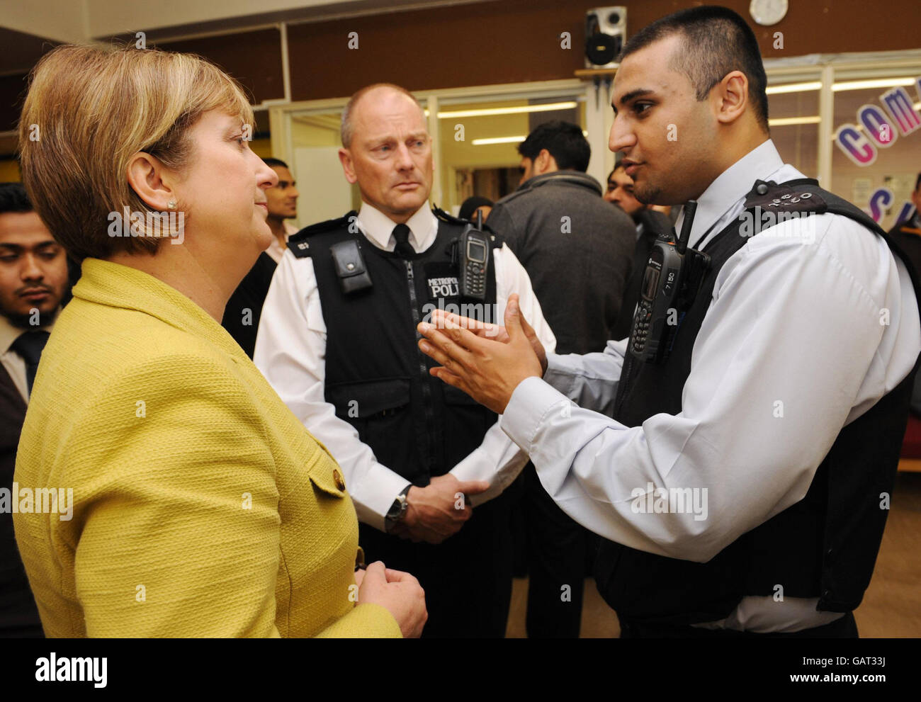 Il Segretario di Stato Jacqui Smith incontra i funzionari di polizia presso il Pastures Youth Centre di Leytonstone, Londra nord-orientale, dove il governo ha annunciato nuovi orientamenti per aiutare le scuole e le autorità locali ad affrontare l'estremismo violento e prevenire la radicalizzazione nelle comunità. Foto Stock