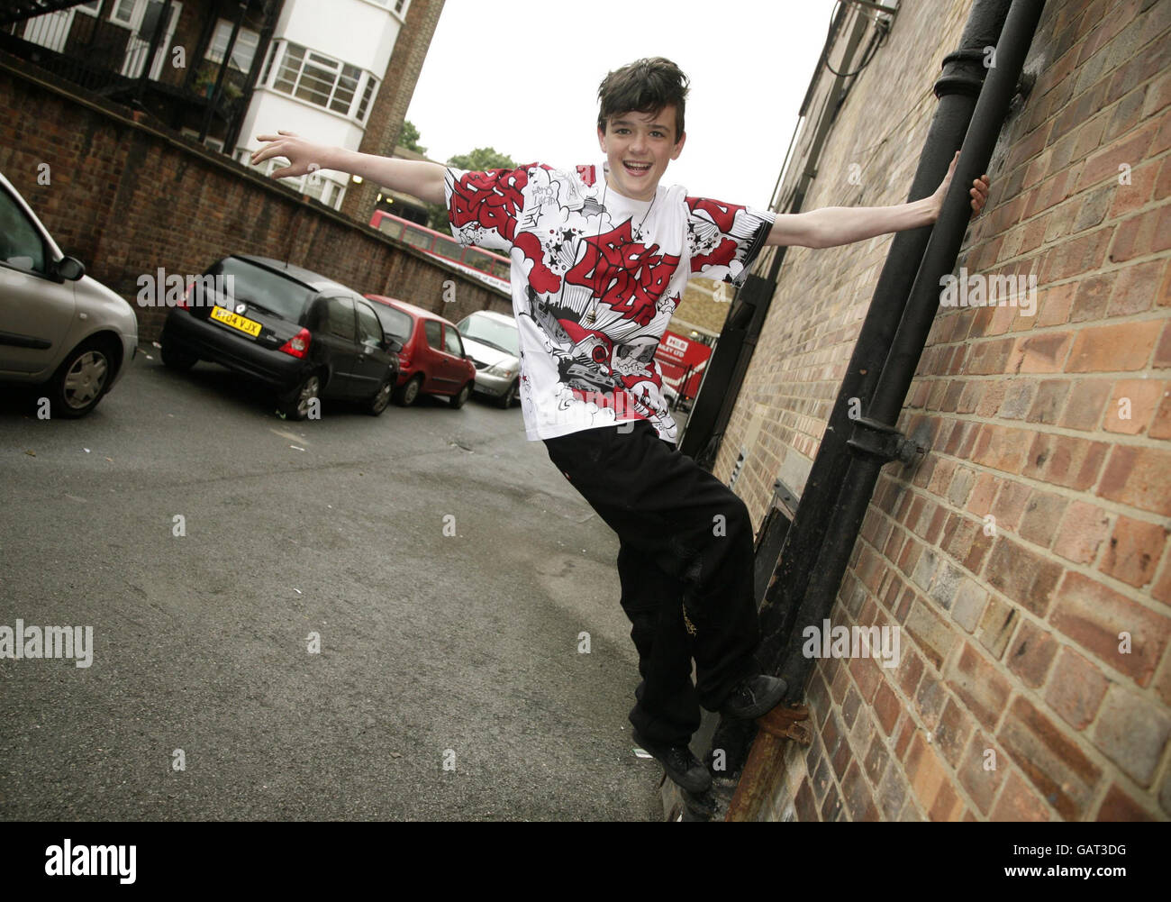 George Sampson, vincitore del Gran Bretagna Got Talent, si pone per fotografie durante una pausa nelle prove, alla Brixton Academy di Londra. Foto Stock