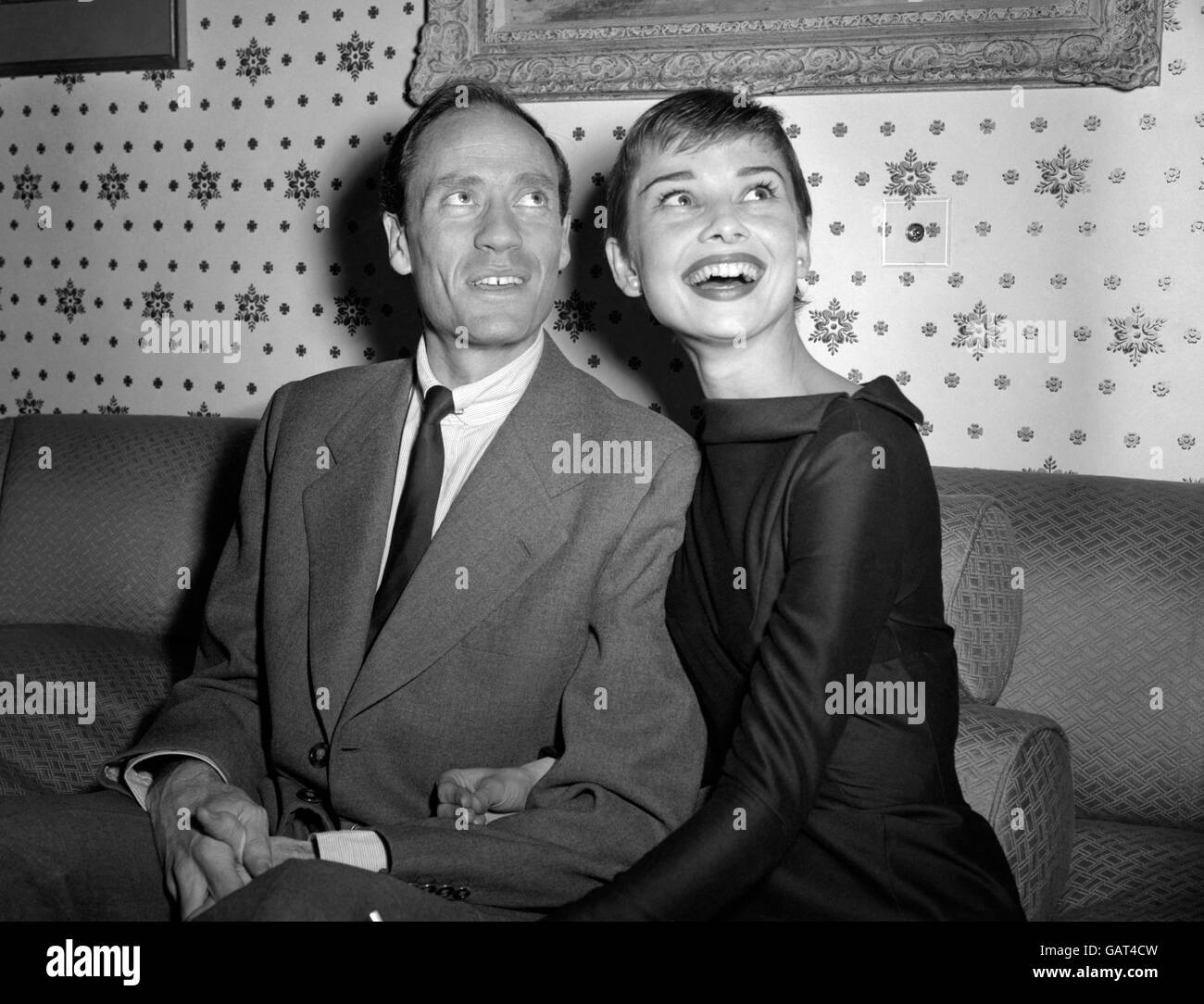 L'attrice britannica di origine belga Audrey Hepburn con il marito americano Mel Ferrer durante una festa che hanno tenuto nel Dorchester Hotel di Londra. Foto Stock