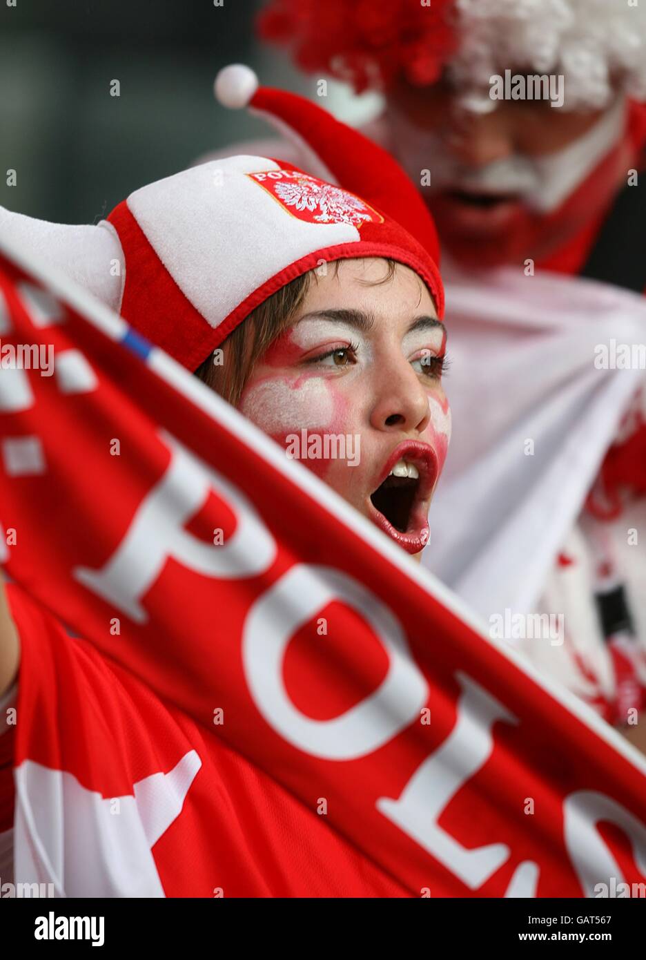Calcio - Campionato europeo UEFA 2008 - Gruppo B - Germania / Polonia - Hypo-Arena. Un fan polacco mostra il suo sostegno, all'interno di Hypo-Arena prima di iniziare. Foto Stock