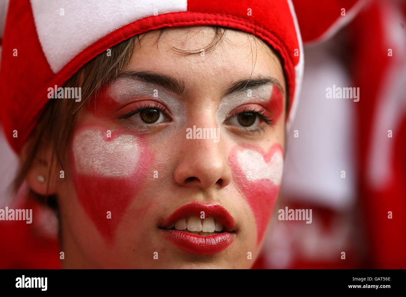 Calcio - Campionato europeo UEFA 2008 - Gruppo B - Germania / Polonia - Hypo-Arena. Un fan polacco mostra il suo sostegno, all'interno di Hypo-Arena prima di iniziare. Foto Stock