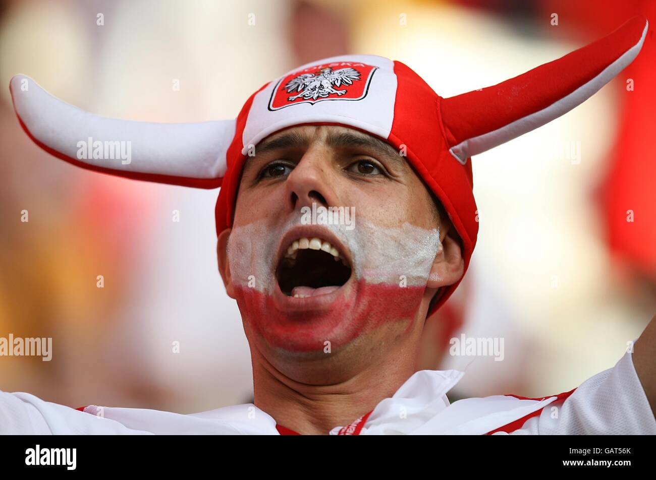 Calcio - Campionato europeo UEFA 2008 - Gruppo B - Germania / Polonia - Hypo-Arena. Un fan polacco mostra il suo sostegno, all'interno di Hypo-Arena prima del calcio di inizio. Foto Stock