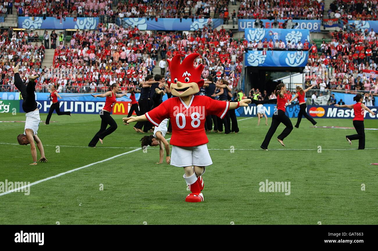 Calcio - Campionato europeo UEFA 2008 - Gruppo B - Austria / Croazia - Stadio Ernst Happel. Una delle mascotte Euro 2008 e l'intrattenimento pre-partita. Foto Stock