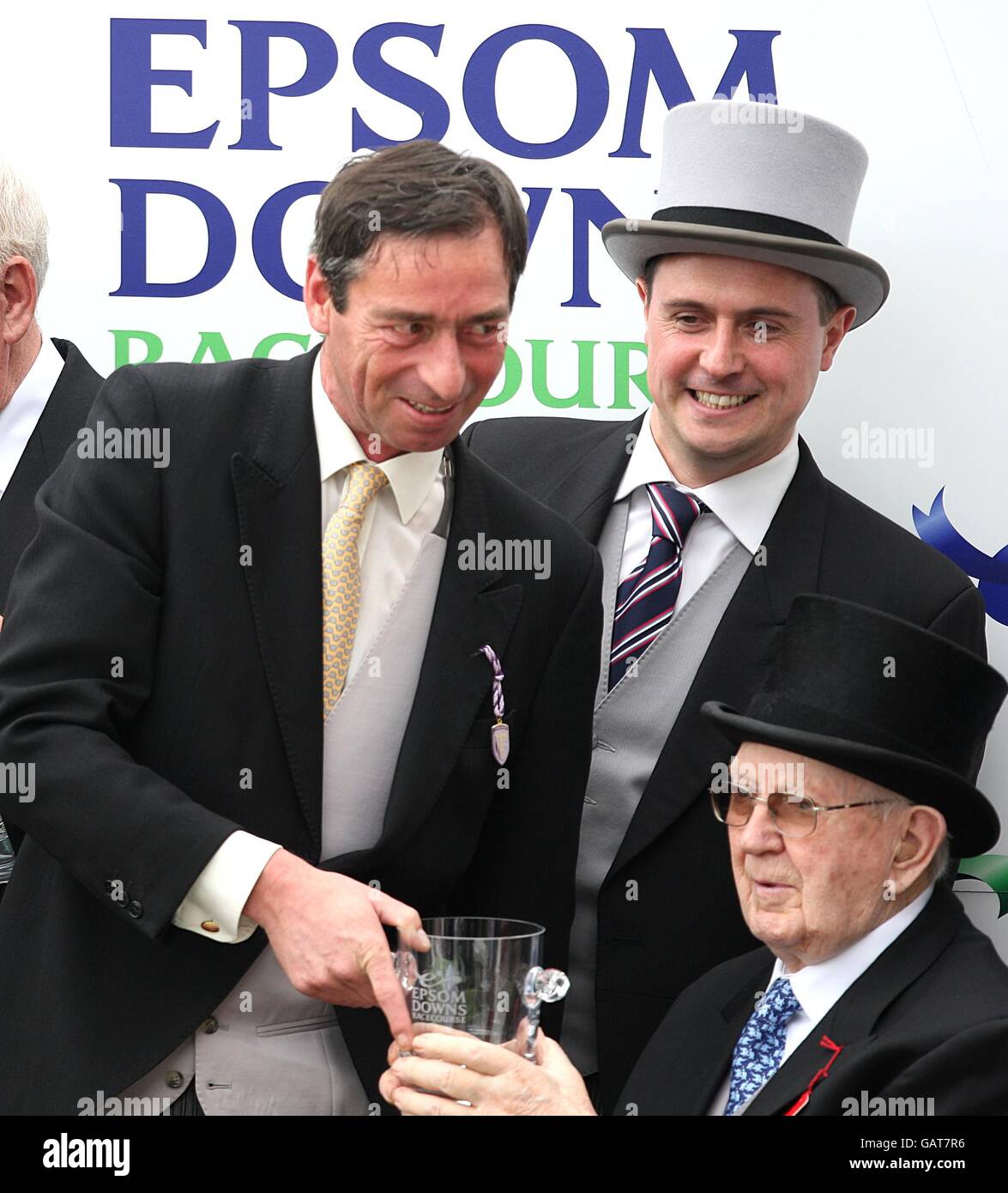 L'allenatore William Jarvis (l) raccoglie il suo premio da Vincent o'Brien (r) dopo la vittoria di Smokey Storm nella Woodcote Stakes Foto Stock