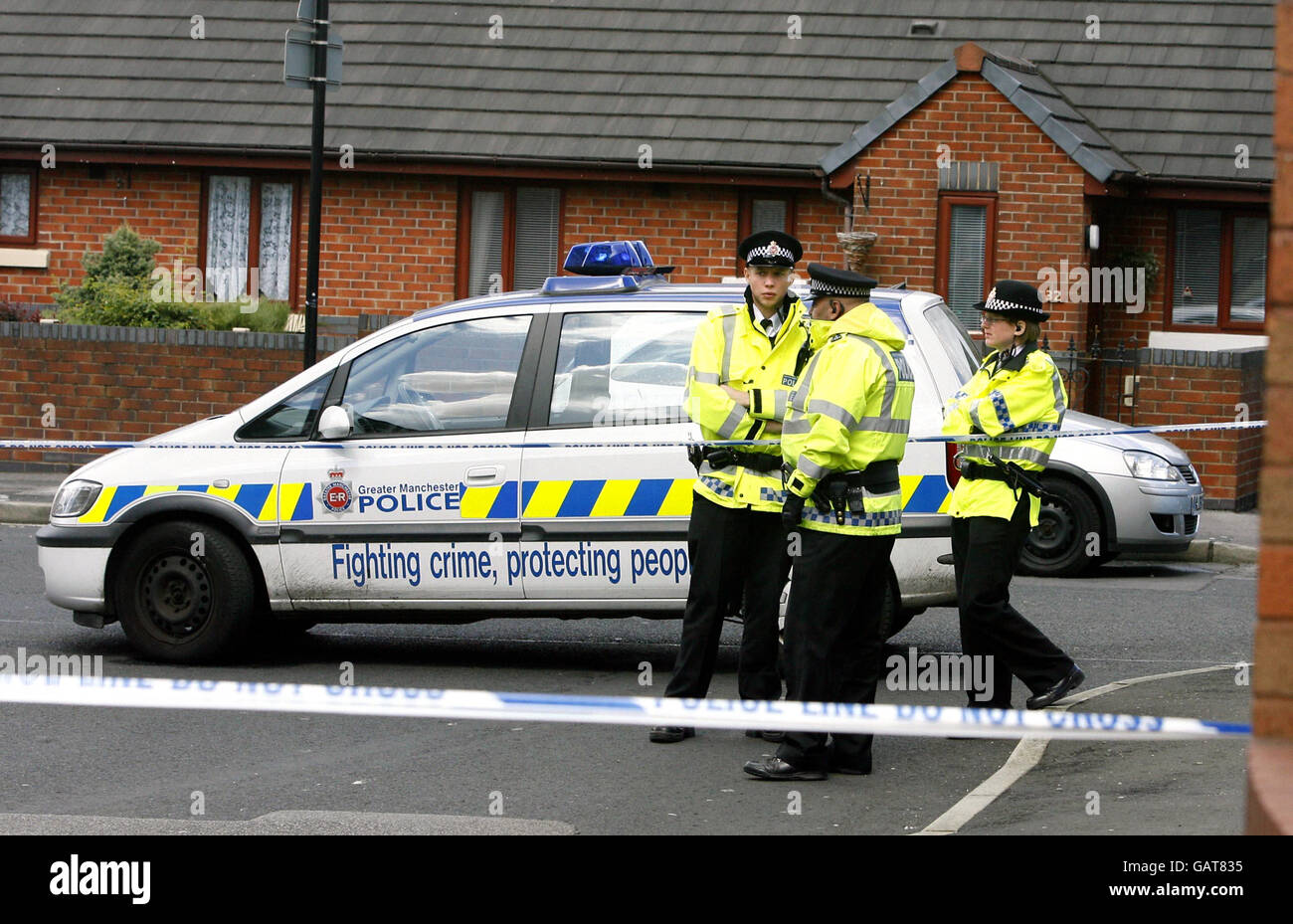 Ufficiali di polizia sul luogo della sparatoria di una ragazza di 16 anni ad Ashover Avenue, Gorton, Manchester. Foto Stock
