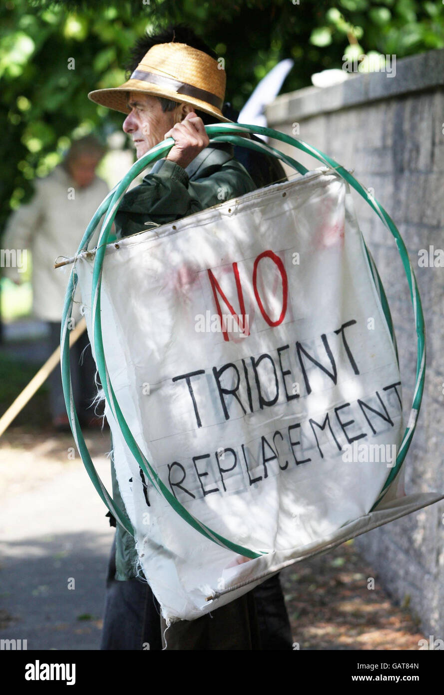 Gli attivisti della pace cercano di formare una catena attorno alla base nucleare di Faslane vicino a Glasgow per mettere in evidenza il budget per le armi nucleari. Foto Stock