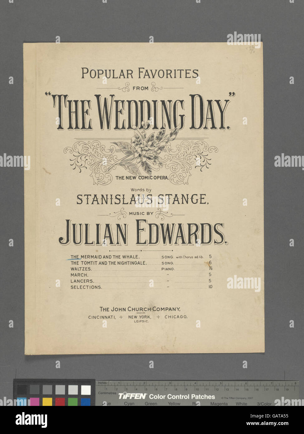 Questa opera raffigura un incontro mitico tra una sirena e una balena, mescolando temi del mare e della fantasia. Il pezzo probabilmente simboleggia l'armonia tra le creature oceaniche, offrendo uno sguardo accattivante alla mitologia marina. Foto Stock