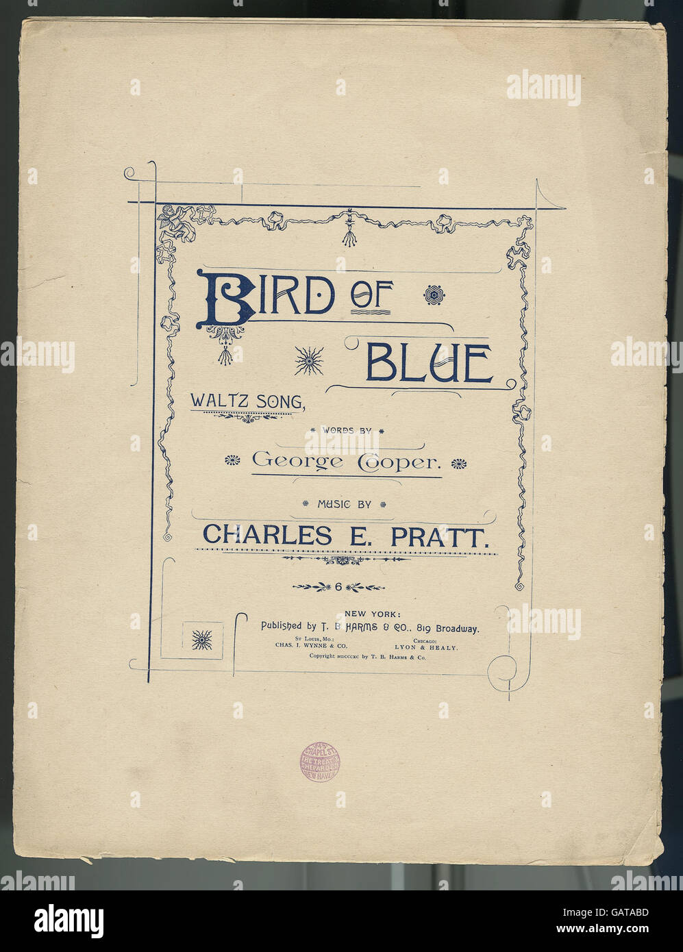 Questa opera d'arte, intitolata "Bird of Blue - Waltz Song", è un'illustrazione legata alla composizione musicale, forse raffigurante una scena stravagante o elegante ispirata al valzer. Le immagini evocano temi di grazia e movimento, con il blu come elemento visivo centrale. Foto Stock