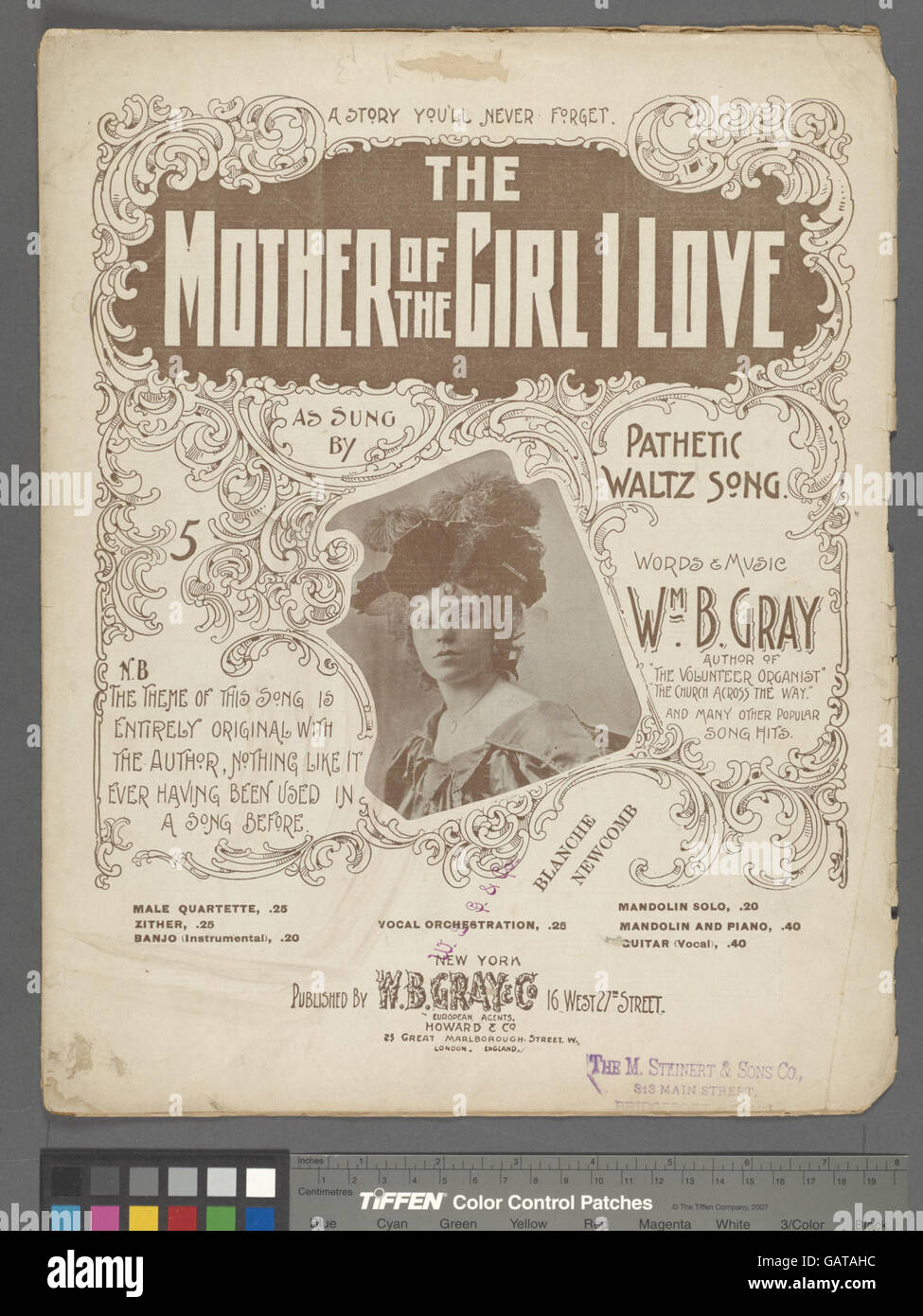 Questo ritratto intitolato "la madre della ragazza che amo" approfondisce i dettagli emozionali e intricati dell'amore e delle dinamiche familiari, ritratti in stile classico. Il pezzo cattura le emozioni personali e le tendenze estetiche storiche del ritratto. Foto Stock