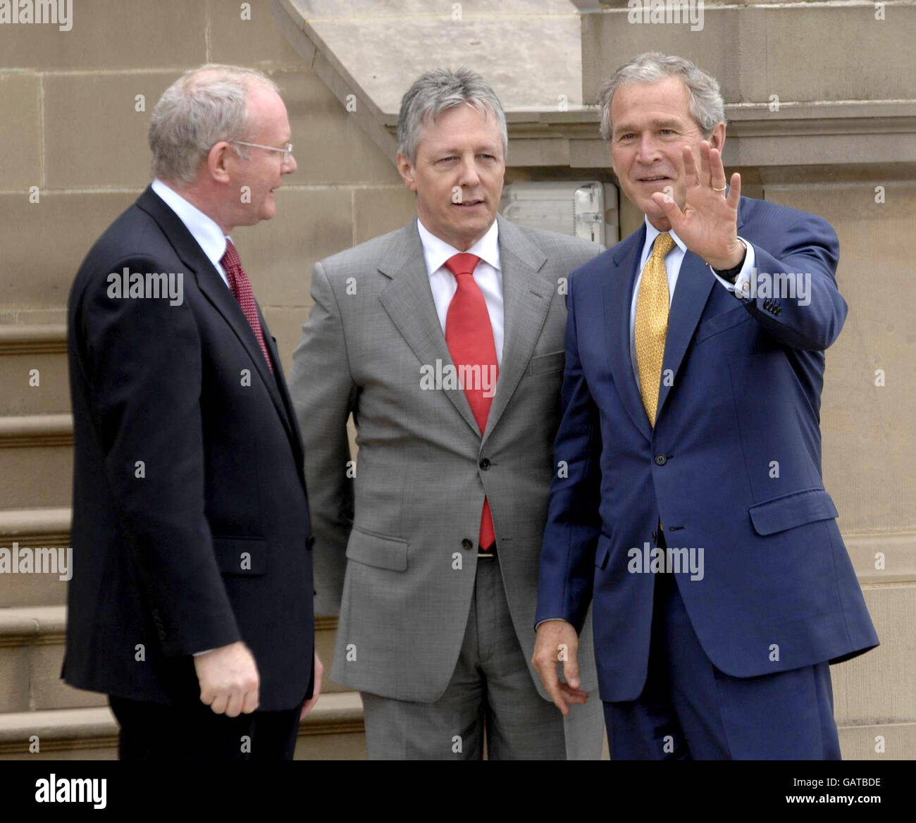 Sinn Fein il Vice primo Ministro Martin McGuinness, a sinistra e il primo Ministro Peter Robinson, al centro, salutano il Presidente degli Stati Uniti George Bush, a destra, al Castello Stormont di Belfast, il secondo giorno della visita ufficiale del Presidente nel Regno Unito. Foto Stock