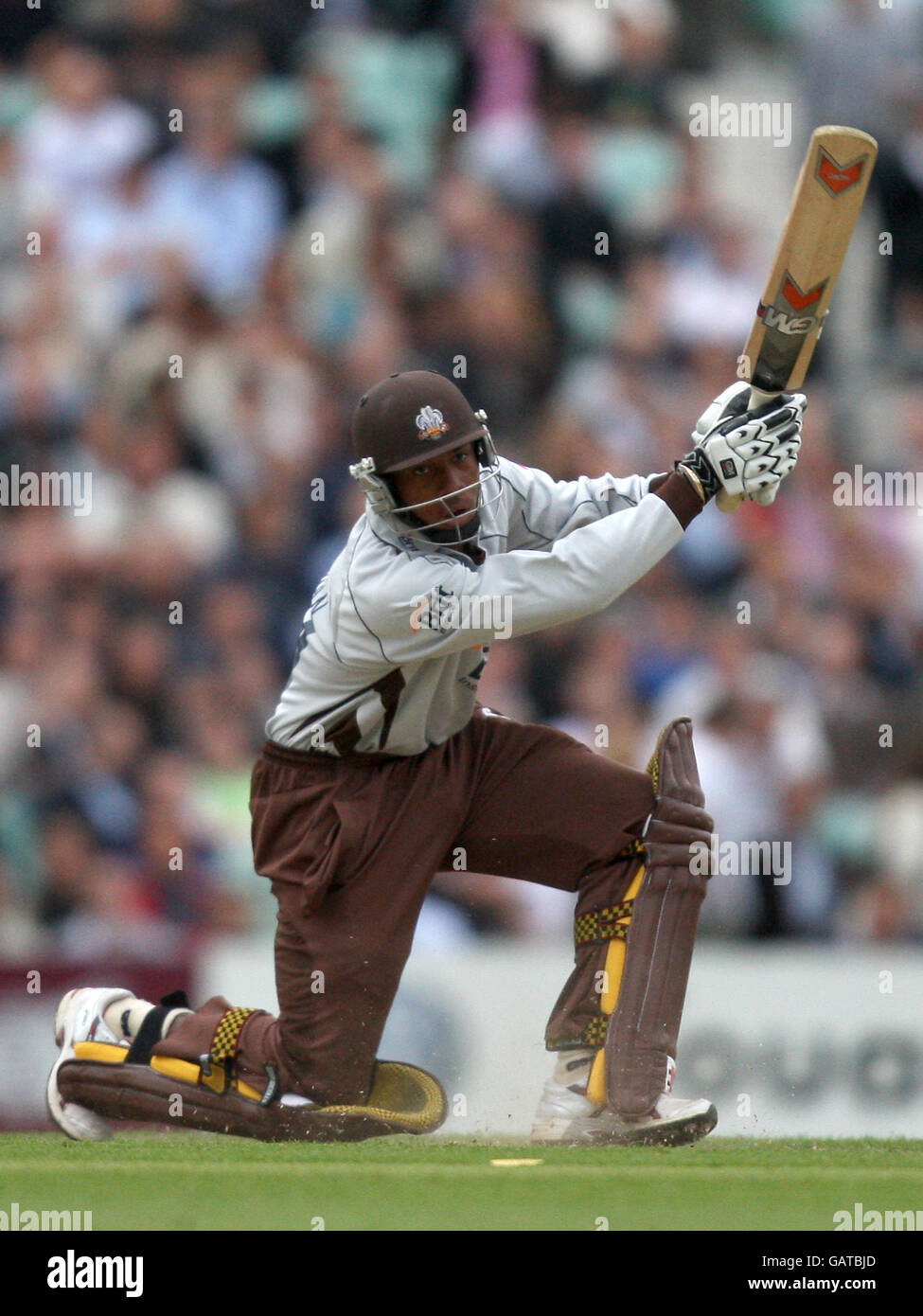 Surrey Brown Caps' Chris Jordan in azione contro il Kent Spitfires Foto Stock