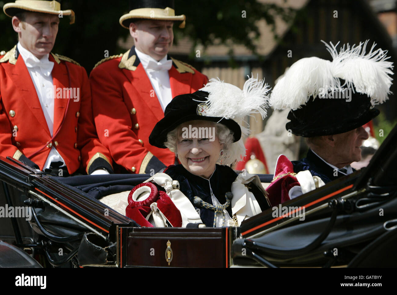 La Regina Elisabetta II della Gran Bretagna durante l'Ordine del servizio di Garter tenuto presso la Cappella di St George, nei giardini del Castello di Windsor, Londra. Foto Stock