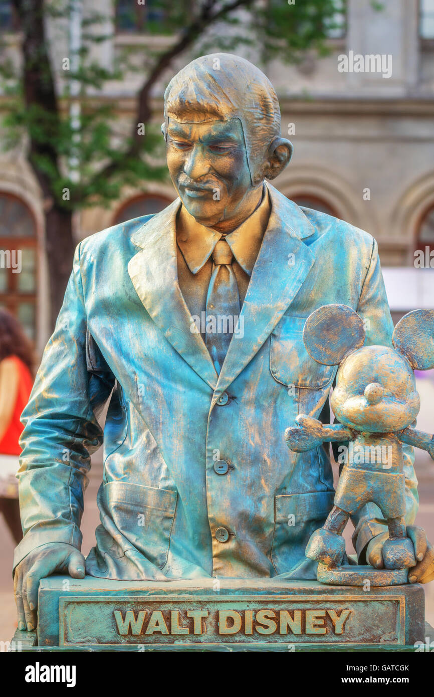 Walt Disney statua vivente in B-montare in strada. B-FIT è un evento culturale. Foto Stock