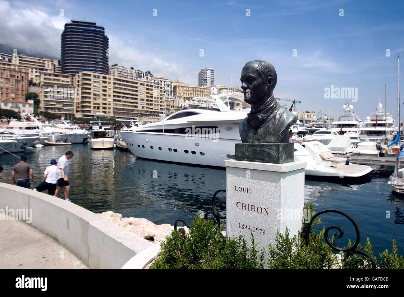 Vista generale della statua in onore del Grand francese Il pilota del Premio Louis Chiron nel porto di Monaco durante Il weekend del Gran Premio Foto Stock