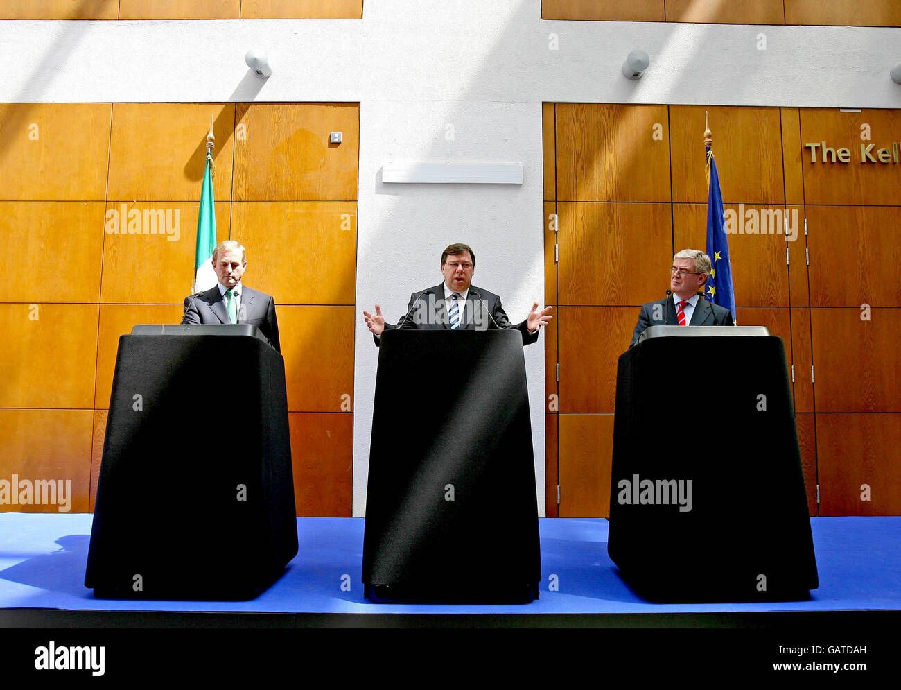 (Da sinistra a destra) Enda Kenny del partito fine Gael, Brian Cowen del partito Fianna Fail e Eamon Gilmore del partito laburista irlandese, intervengono nel corso di una conferenza stampa congiunta al National College of Ireland, a Dublino, Chiedere il voto Sì nel prossimo referendum sul trattato di Lisbona. Foto Stock