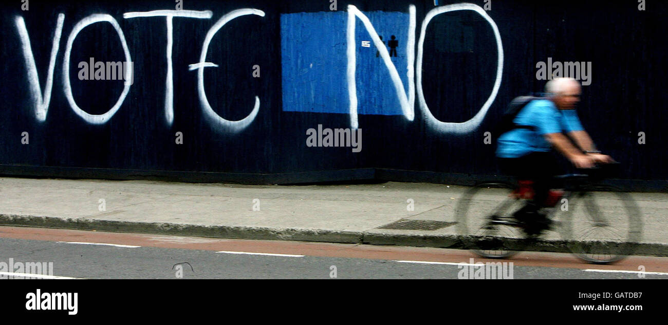 Un uomo ha passato i graffiti esortando a non votare nel prossimo referendum sul trattato di Lisbona nel centro di Dublino. Foto Stock
