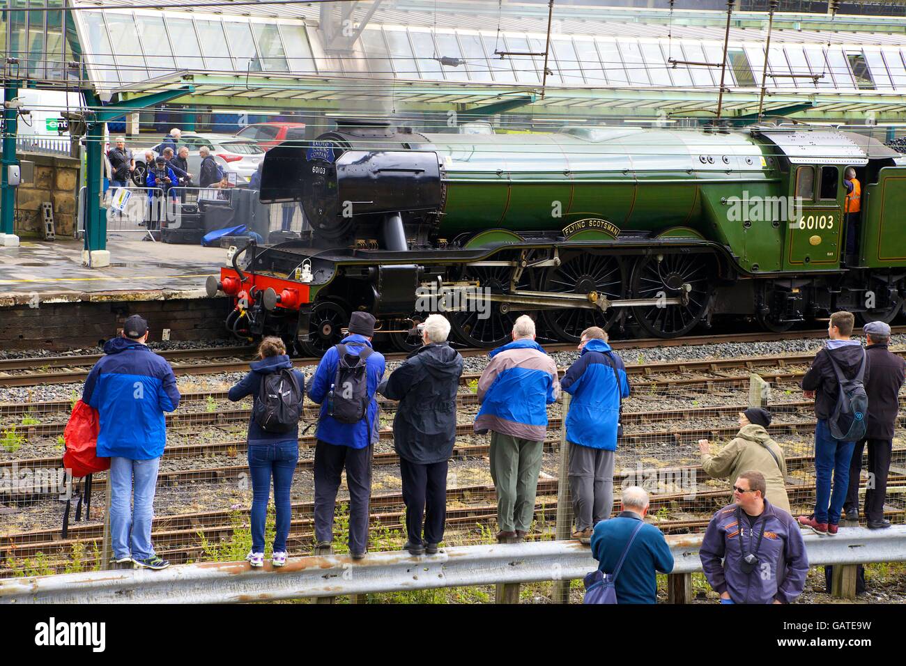 Treno a vapore i ventilatori di fotografare. Un LNER3 classe 4-6-2 n. 60103 Flying Scotsman. Carlisle stazione ferroviaria, Carlisle, Cumbria. Foto Stock