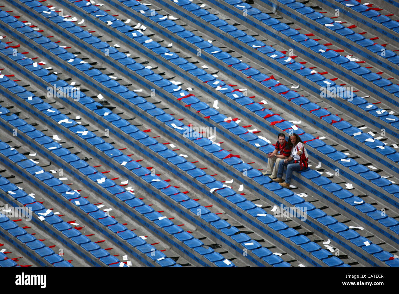 Calcio - UEFA Champions League - Semifinale - prima tappa - AC Milan v Inter Milan. Due fan di AC Milan arrivano presto per la partita Foto Stock