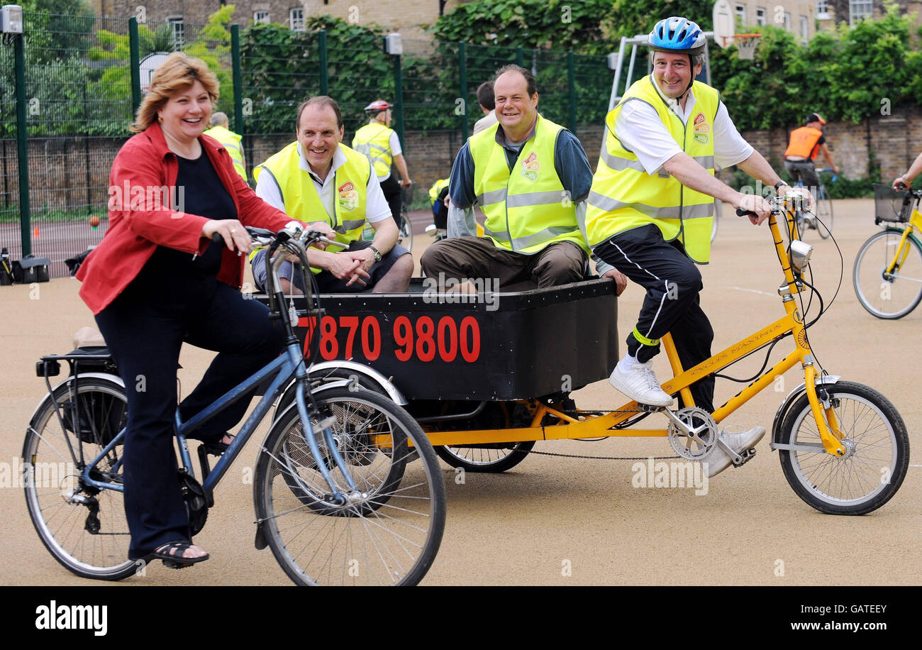 (Da sinistra a destra) Emily Thornberry, deputato che presiede il gruppo parlamentare del Partito All Party, il presidente del Partito Liberal-democratico Simon Hughes, il ministro dei trasporti ombra conservatori Stephen Hammond e Jim Fitzpatrick MP, partecipano a una sessione di formazione sulla bikeability per incoraggiare i benefici della formazione ciclistica. Foto Stock